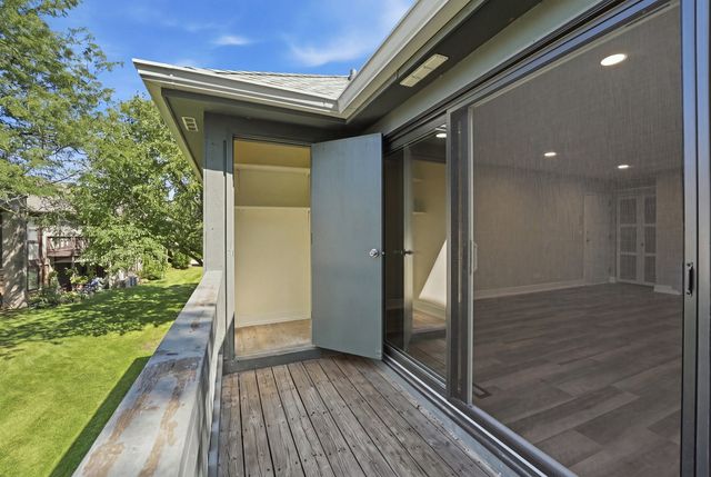 1952 N Hidden Creek Circle 7, Palatine, IL 60074