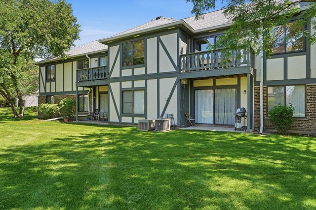 1952 N Hidden Creek Circle 7, Palatine, IL 60074