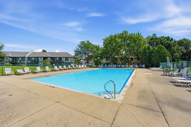 1952 N Hidden Creek Circle 7, Palatine, IL 60074