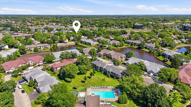 1952 N Hidden Creek Circle 7, Palatine, IL 60074