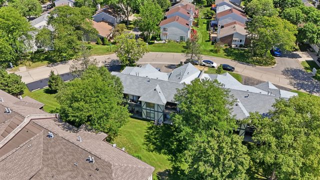 1952 N Hidden Creek Circle 7, Palatine, IL 60074