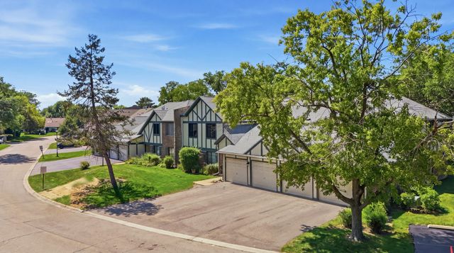 1952 N Hidden Creek Circle 7, Palatine, IL 60074