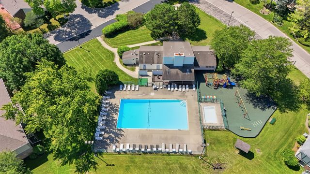 1952 N Hidden Creek Circle 7, Palatine, IL 60074
