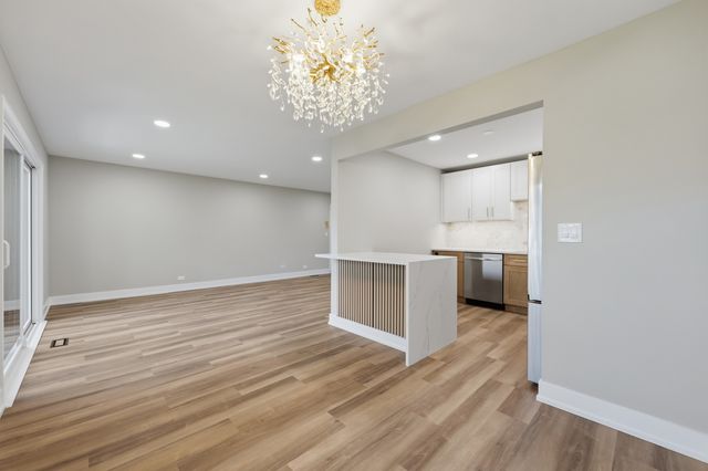 1952 N Hidden Creek Circle 7, Palatine, IL 60074