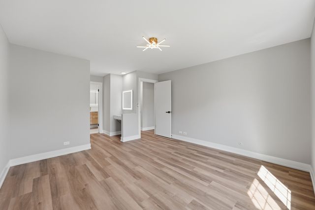 1952 N Hidden Creek Circle 7, Palatine, IL 60074