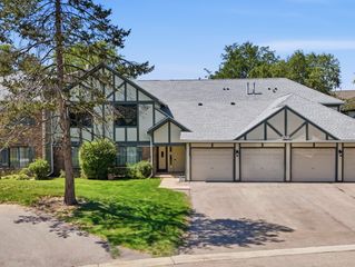 1952 N Hidden Creek Circle 7, Palatine, IL 60074