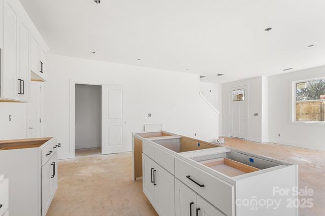 901 N Hoskins Road, Charlotte, NC 28216