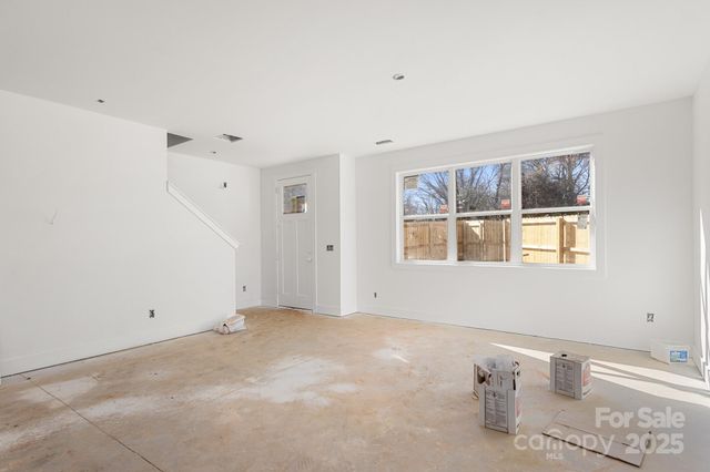 901 N Hoskins Road, Charlotte, NC 28216