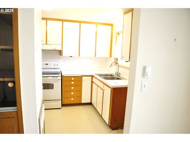 1770 THOMPSON Rd, Woodburn, OR 97071
