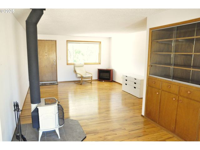 1770 THOMPSON Rd, Woodburn, OR 97071