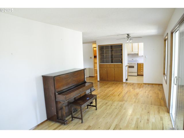 1770 THOMPSON Rd, Woodburn, OR 97071