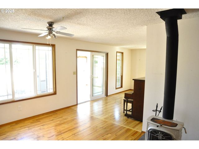 1770 THOMPSON Rd, Woodburn, OR 97071