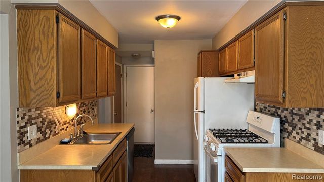 15846 Cambridge Drive, Clinton Township, MI 48038