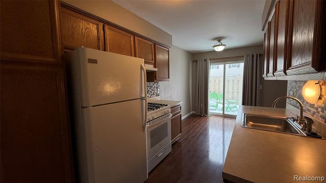 15846 Cambridge Drive, Clinton Township, MI 48038