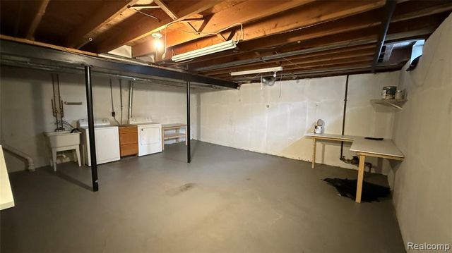 15846 Cambridge Drive, Clinton Township, MI 48038