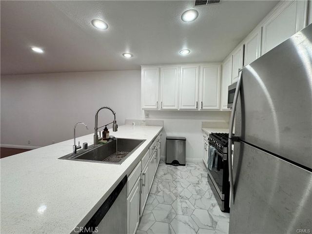 84 Lemon 270, Irvine, CA 92618