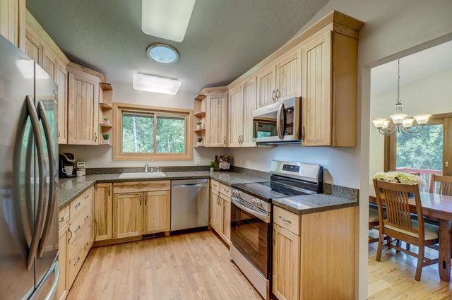 10 High Circle Way, North Oaks, MN 55127