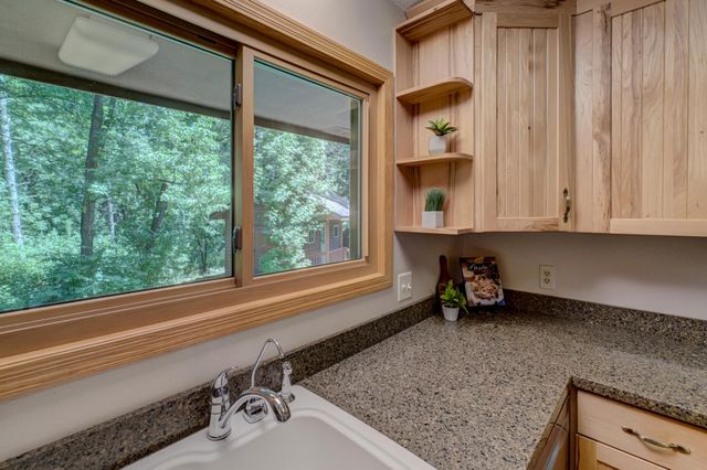 10 High Circle Way, North Oaks, MN 55127