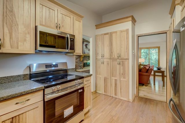 10 High Circle Way, North Oaks, MN 55127