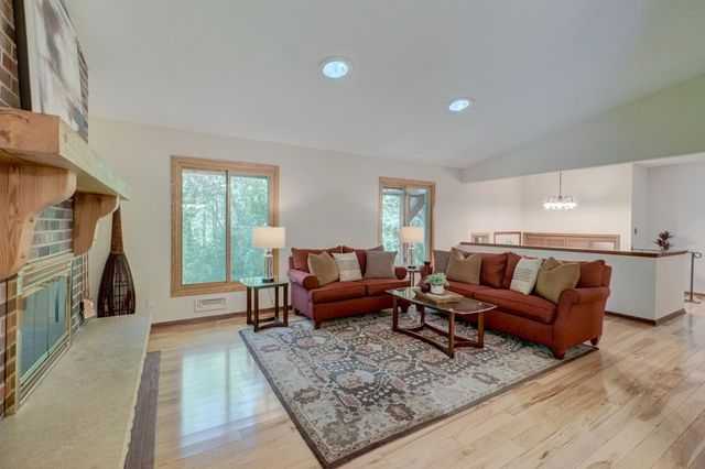 10 High Circle Way, North Oaks, MN 55127