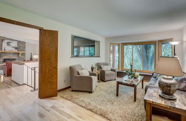 10 High Circle Way, North Oaks, MN 55127