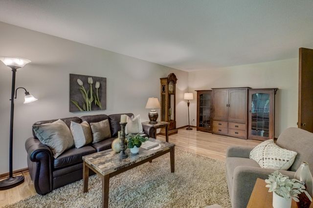 10 High Circle Way, North Oaks, MN 55127
