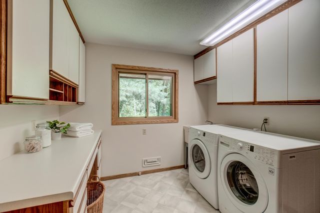10 High Circle Way, North Oaks, MN 55127