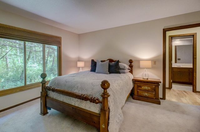 10 High Circle Way, North Oaks, MN 55127