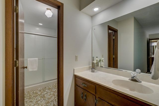 10 High Circle Way, North Oaks, MN 55127