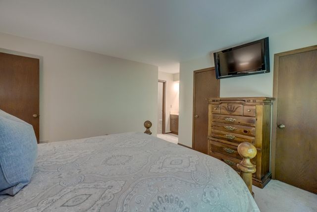 10 High Circle Way, North Oaks, MN 55127