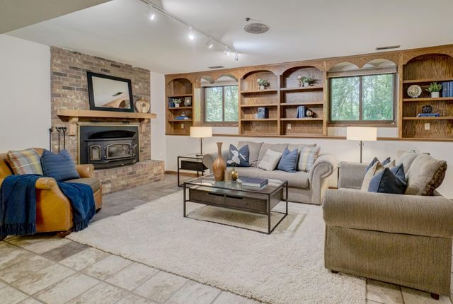 10 High Circle Way, North Oaks, MN 55127