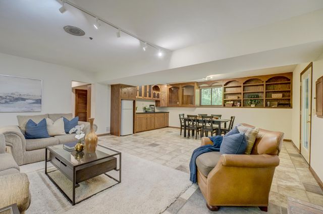 10 High Circle Way, North Oaks, MN 55127