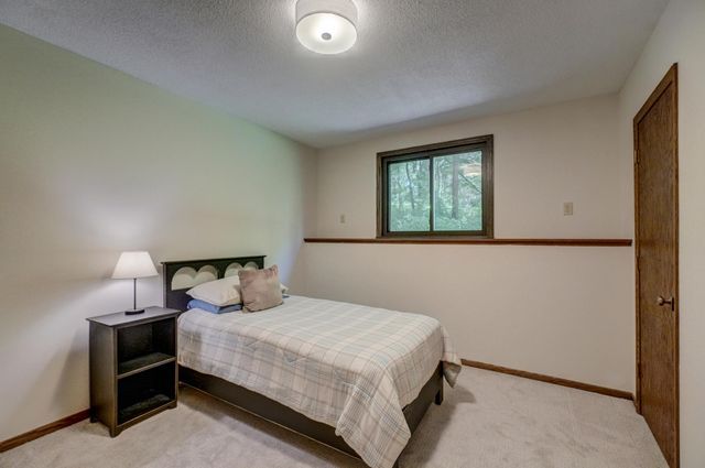 10 High Circle Way, North Oaks, MN 55127