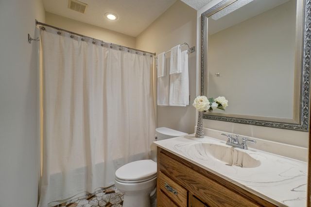 10 High Circle Way, North Oaks, MN 55127