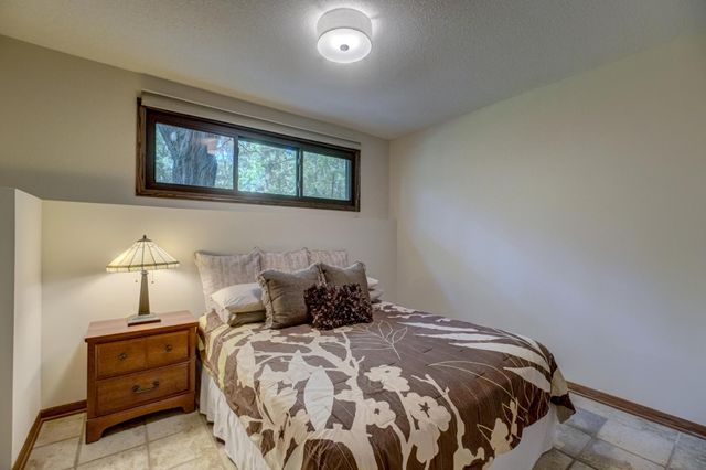 10 High Circle Way, North Oaks, MN 55127