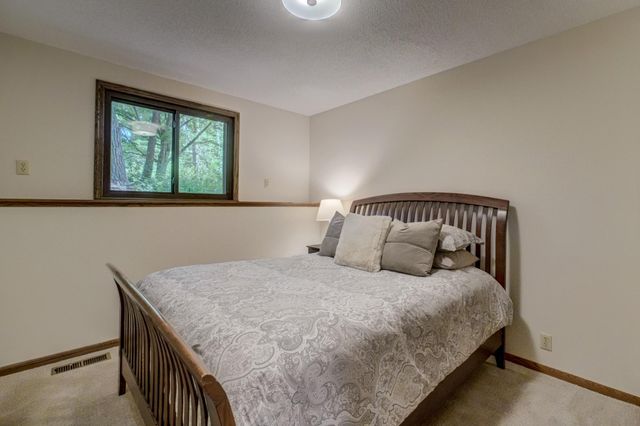 10 High Circle Way, North Oaks, MN 55127