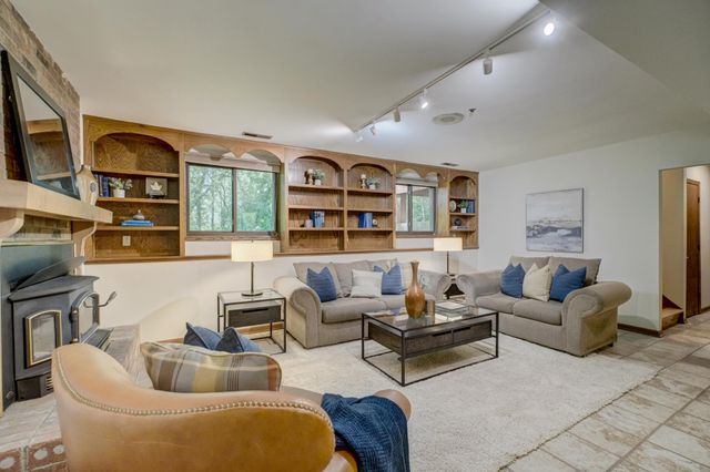 10 High Circle Way, North Oaks, MN 55127