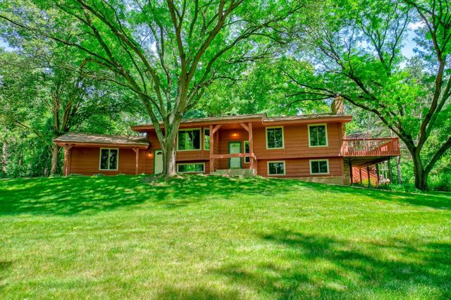 10 High Circle Way, North Oaks, MN 55127