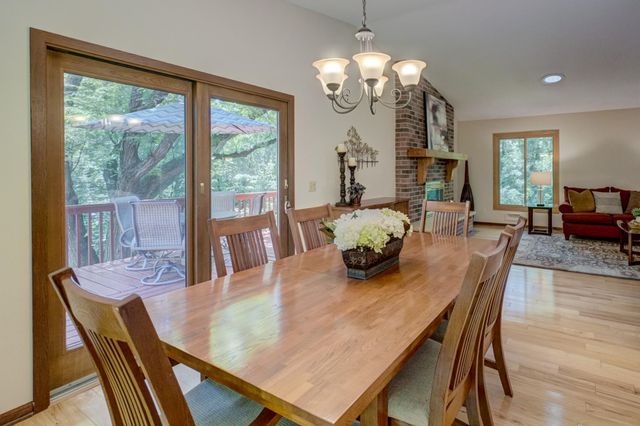 10 High Circle Way, North Oaks, MN 55127
