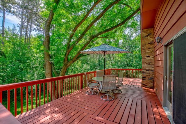 10 High Circle Way, North Oaks, MN 55127