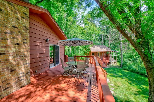 10 High Circle Way, North Oaks, MN 55127