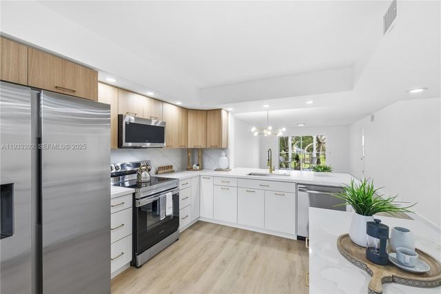 1101 SW 128th Ter 313C, Pembroke Pines, FL 33027