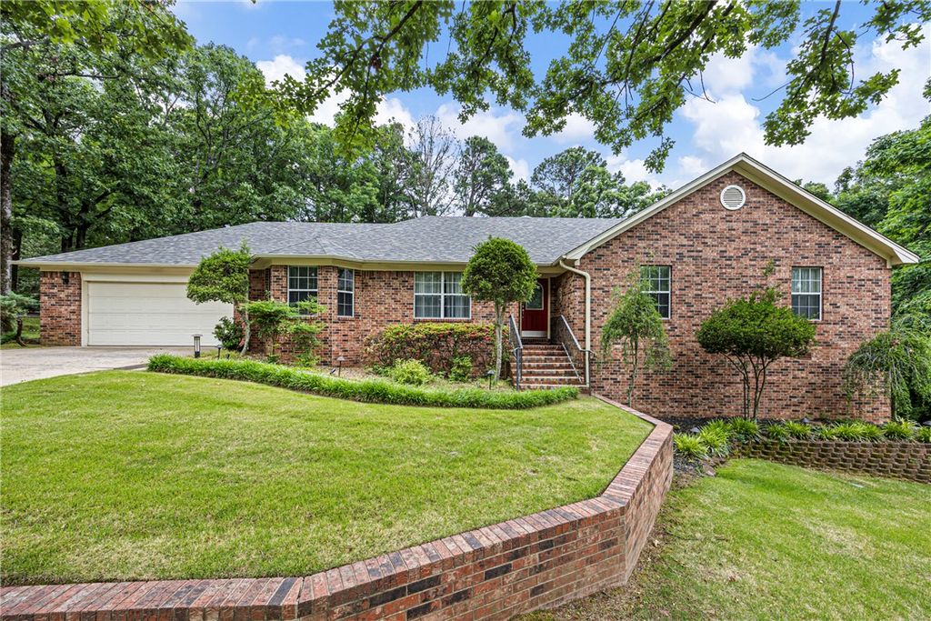 123 Hillcrest Drive, Russellville, AR 72802