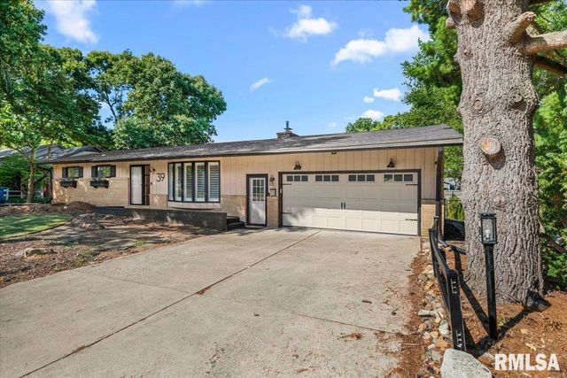 39 CRESTVIEW Drive, Chatham, IL 62629
