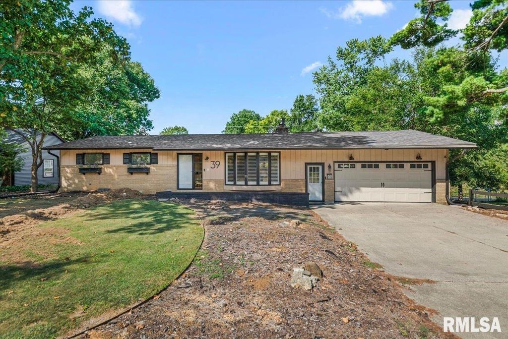 39 CRESTVIEW Drive, Chatham, IL 62629
