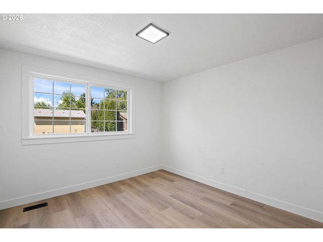 812 Ne 28TH St, Gresham, OR 97030