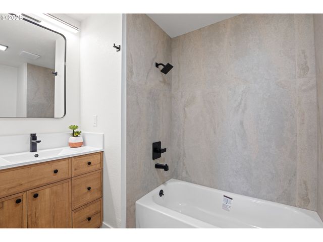 812 Ne 28TH St, Gresham, OR 97030