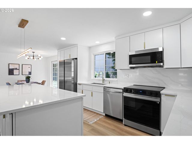 812 Ne 28TH St, Gresham, OR 97030