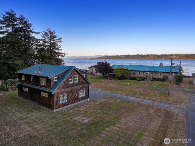8267 Franklin Road, Clinton, WA 98236