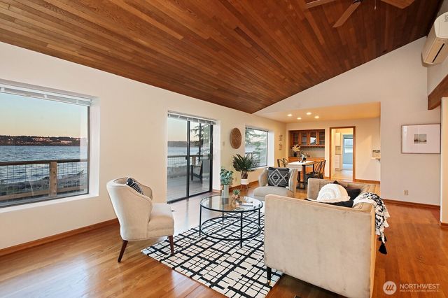 8267 Franklin Road, Clinton, WA 98236